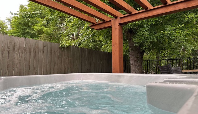 Spacious 4 bedroom house with hot tub, private deck, EV charger 10 min from WW