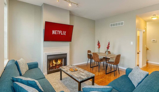 Spacious 4BR Soulard Duplex - 2 Kitchens - Patio - Parking - Walk to Market