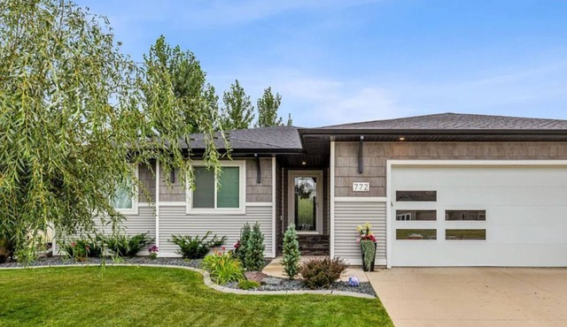 Spacious 5-bedroom house in charming West Fargo with AC, WiFi