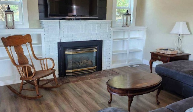 Spacious 5-bedroom house in welcoming Clarkston with WiFi, AC
