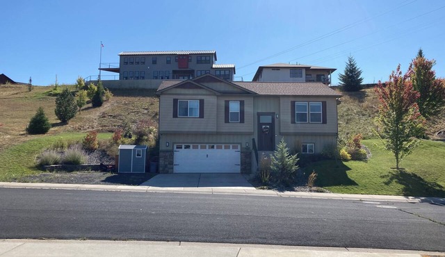 Spacious 5-bedroom house in Moscow with AC, RV Parking. Family friendly