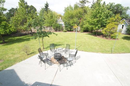 Spacious 5BR 2BA Home - Fenced Yard, BBQ, Fire Pit
