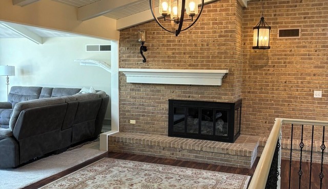 Spacious 6-bedroom house in charming Washington with seasonal pool and pond!