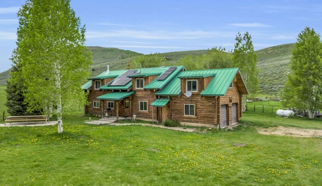 Spacious Beautiful Log Cabin Accessible Year Round