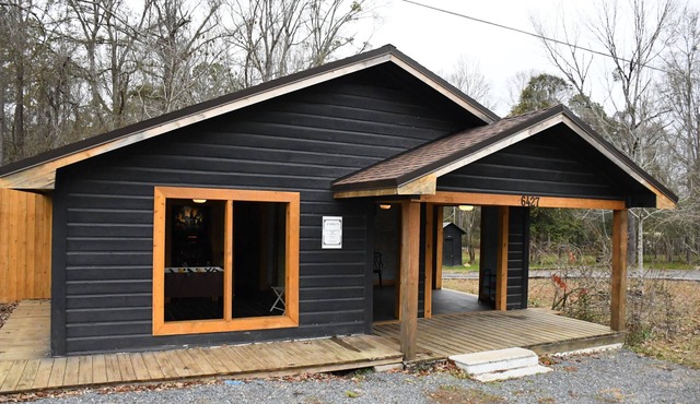Spacious camper, with private bedrooms. Minutes from Caney and Chatham Lakes