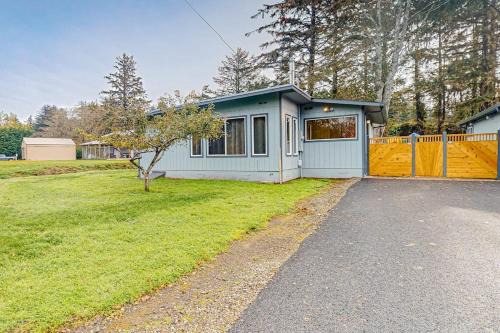 Spacious coastal property with separate living quarters wood stove & grill