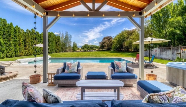 Spacious Country Retreat | Pool Hot Tub Sauna 5 King Bedrooms