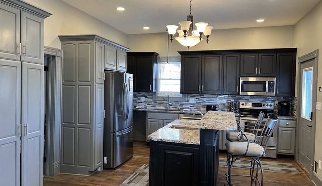 Spacious Dundee Apartment w/5 rooms - Walk to UNMC