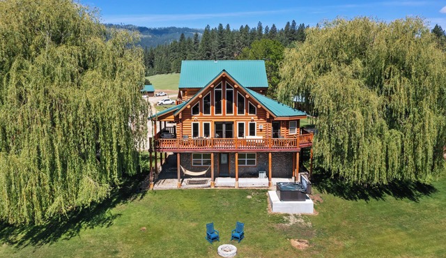 Spacious Elk Lodge with Hot Tub and Game Room
