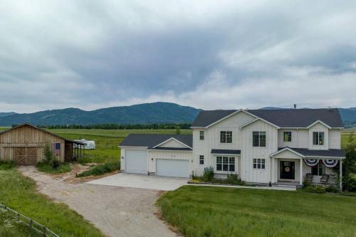 Spacious Farmhouse Retreat with Teton Views and Outdoor Games Near National Parks in Tetonia, Idaho