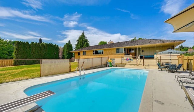 Spacious Group Retreat w/Private Seasonal Pool