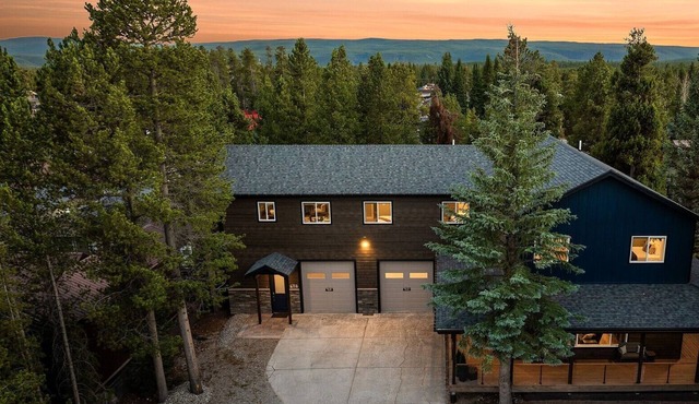 Spacious Group Getaway * Make Memories 1 mile from Yellowstone!