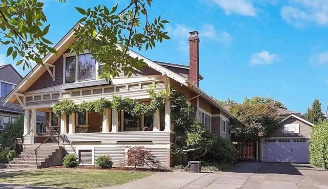 Spacious Historic Home with Fireplace in Downtown
