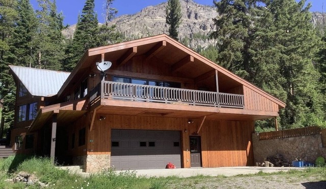 Spacious home that is perfect for large family/friend gatherings!