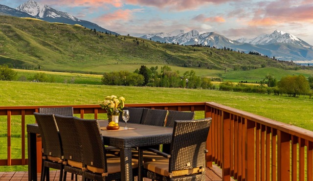 Spacious home with mountain and valley views, seconds to Deep Creek trailhead