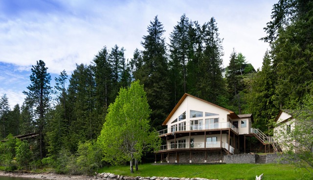 Spacious Lake Front Home with Gorgeous Views!