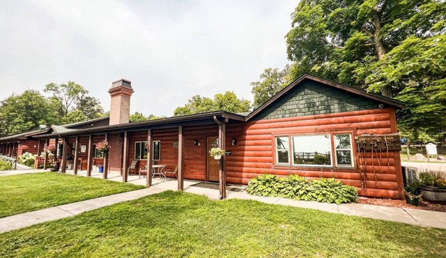 Spacious Lakefront Getaway - Perfect for Families & Events