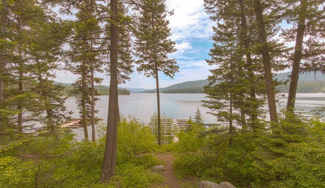 Spacious Lakefront Log Cabin w/boat slip