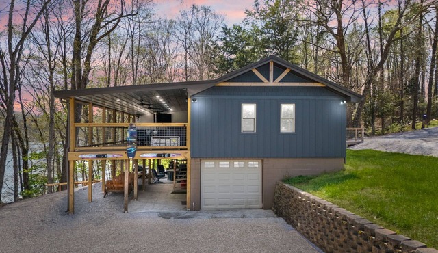 Spacious Lakefront Retreat with Private dock for swimming and fishing. Sleeps 14 in Burnside