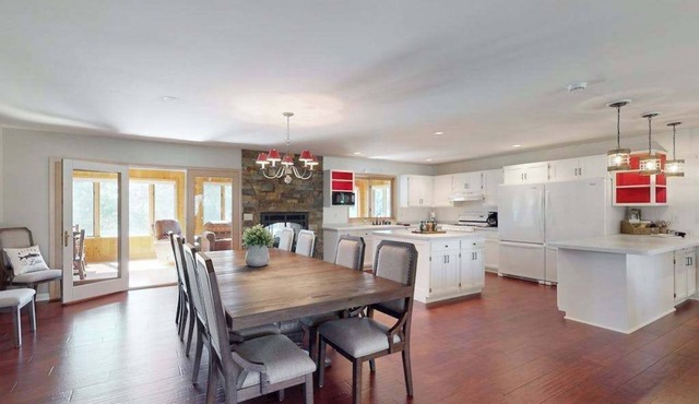 Spacious lakeside retreat near golf, trails & downtown, your perfect getaway!