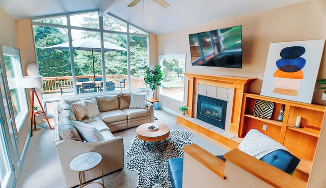 Spacious Large Home/Game Room/Hot Tub/Wildlife Views/Great Location
