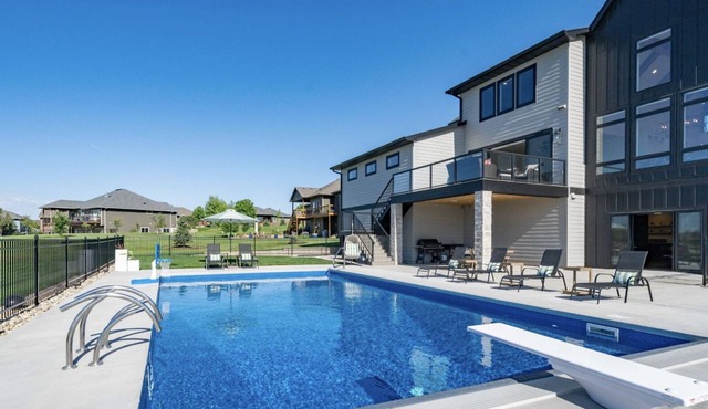 Spacious Luxury Retreat – Private Pool, Gym, 5 Ensuite Bedrooms
