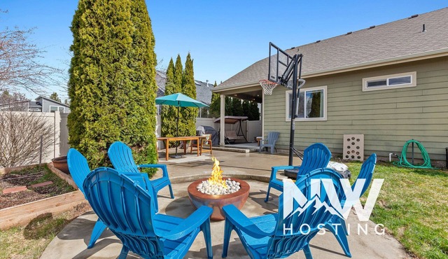 Spacious Modern Home—Fire Pit, Basketball Hoop, Pop-A-Shot & Kids' Toys for Family Fun!