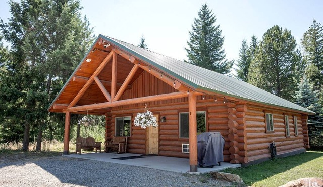 Spacious Pet-Friendly Log Cabin with King Bed & Full Kitchen | Bonners Ferry, Idaho Retreat