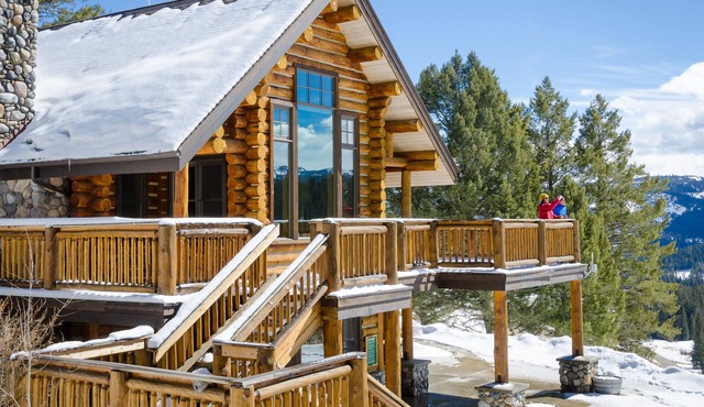 Spacious Ridgetop Lodge
