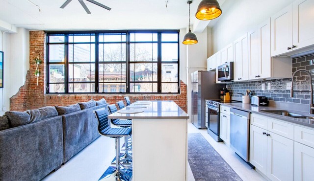 Spacious Sterchi Loft Getaway- Downtown Getaway