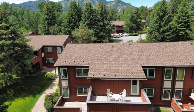 Spacious Sun Valley Condo with Private Creekside Deck
