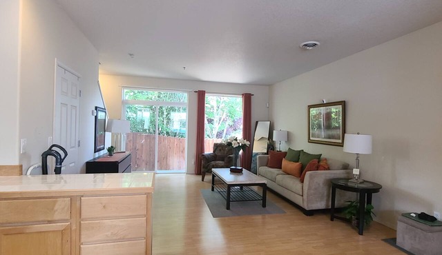 Spacious Townhouse in the Amberglen Area Hillsboro