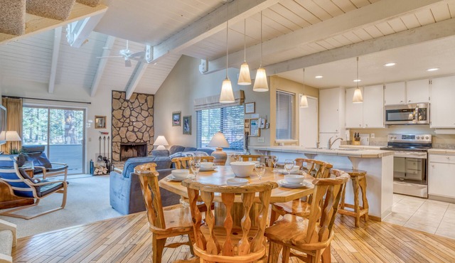 Spacious Updated Modern Condo Near Lodge, SHARC Passes! Tennis Village 44