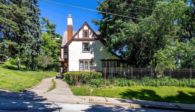 Spacious Victorian Tudor with Gaming Room near Museums, Parks and Downtown