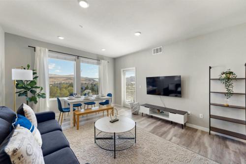 Sparks 2BR Waterfront · Spring Getaway & Rooftop