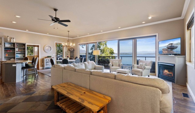 Spectacular Waterfront Getaway