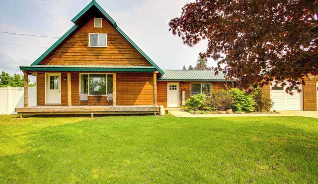 Spirit Lake Home w/Fenced Yard: 1 Mi to Water!