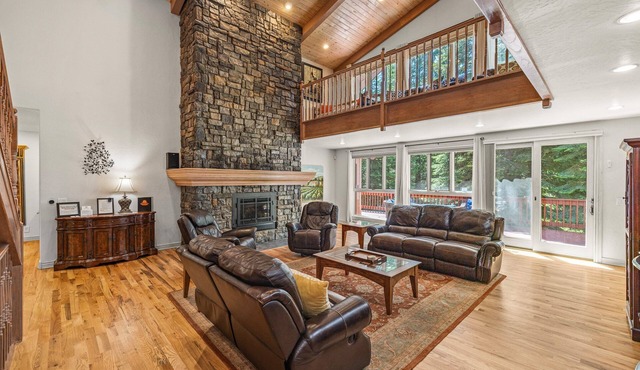 Spring Mountain Manor - Amazing 7bd family gathering place in quiet wooded neighborhood