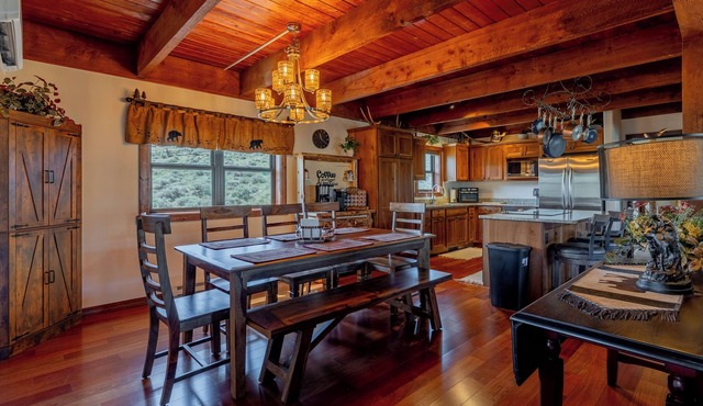 Stagecoach Ridge- 4 BR/3 BA home ideally located between Cody and Yellowstone