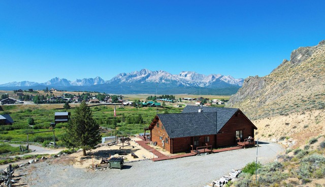 Stanley House - Hillside Cabin with Panoramic Views of the Sawtooth Mountains