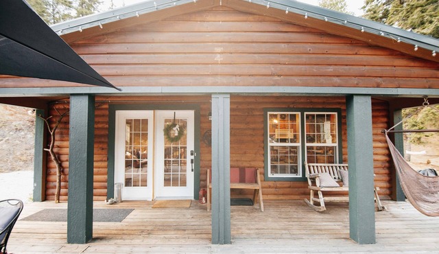 Stargazer Pines Hideaway-Cozy Cabin-Hot Tub-Pet Ok, 15 min to Leavenworth!
