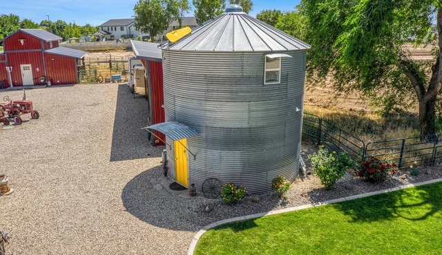 Stay in a Real Silo Cozy Loft + Electric Fireplace + Full Bath Near Boise