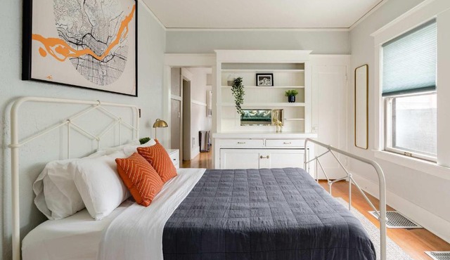Stay Portland - PDX Art Deco Lounge - Local Eateries, Bars & Shops