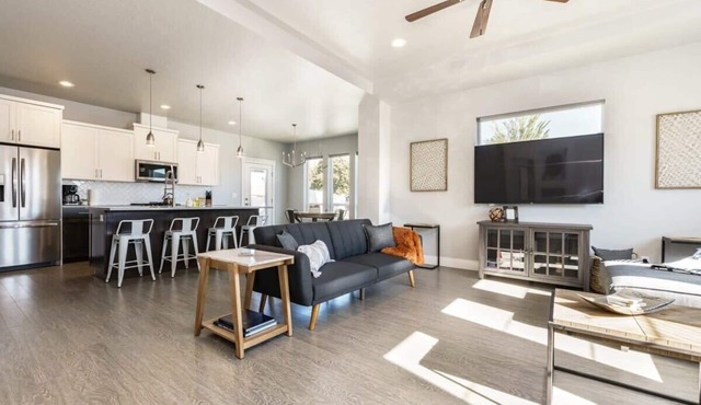 #StayinMyDistrict Modern & Stylish Meridian Home
