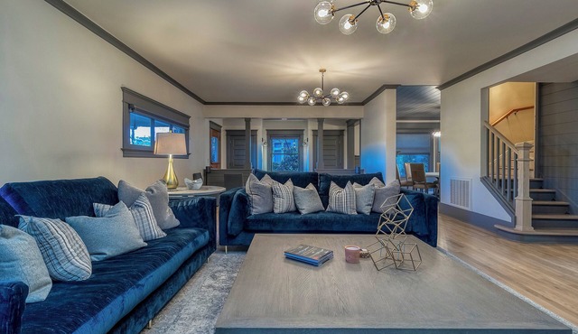 Steps from downtown - Beautiful historic home with AC, WiFi