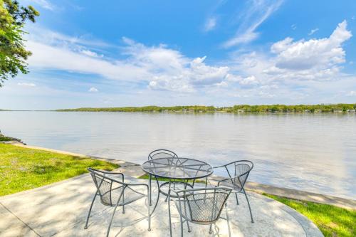 Steps to Mississippi River: Cozy Hot Tub Haven!
