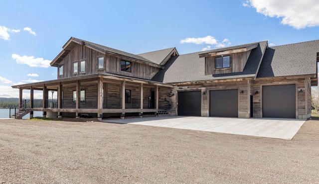 Stillwater Haven/LAKEFRONT with dock/6 suites/sleeps 27/near YELLOWSTONE