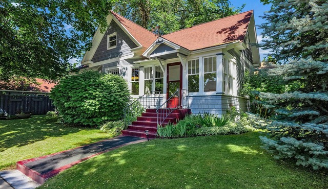 Story book 1920's home in down town Coeur d'Alene with AC, WiFi