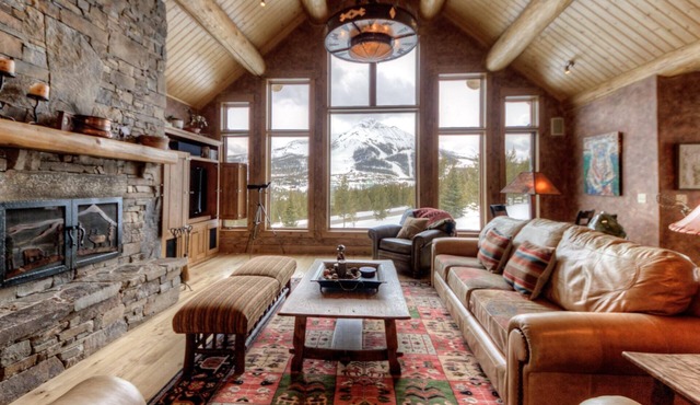 Striking. Ski-Accessible home with Hot Tub and Impressive Mountain Views!