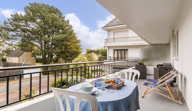 Studio avec balcon, à 200m de la plage, proche commerces et restos, parking privé, lit bébé inclus in Mesquer